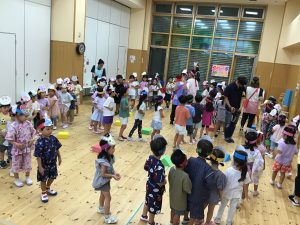 最後はみんなで盆踊り！卒園した一年生も一緒に「ポケモン盆踊り」と「ドラえもん音頭」を踊りました♪